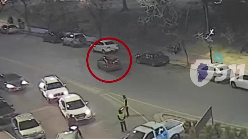 Córdoba huyó de un control y arrastró cinco cuadras a un inspector sobre el capot