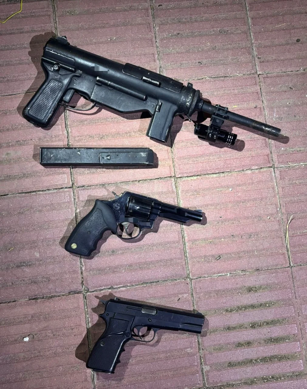 Policiales, descartó una mochila con 3 armas de fuego