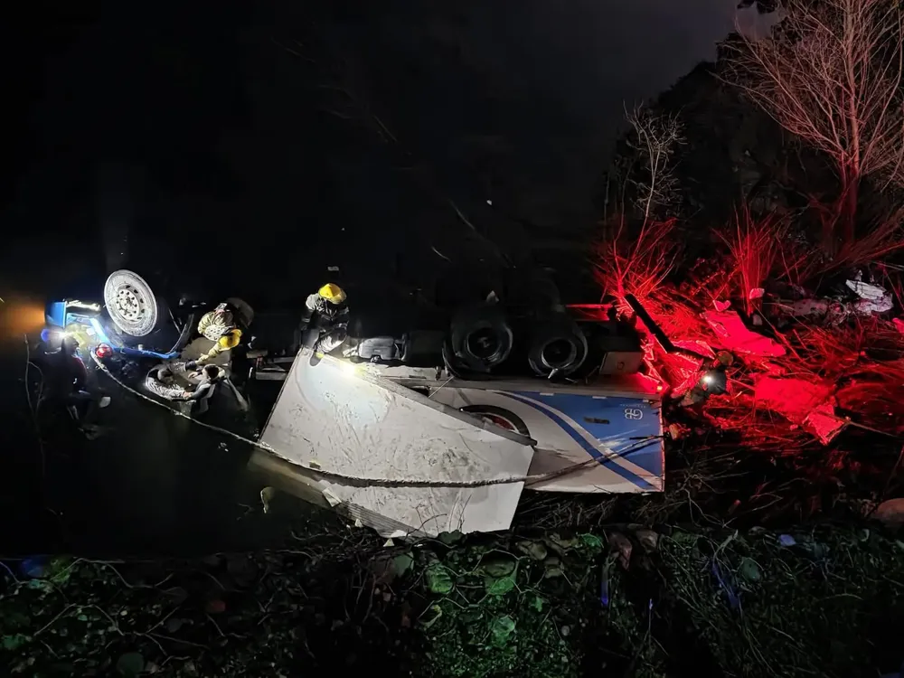 Potrero de garay - accidente camion cerdos (2)