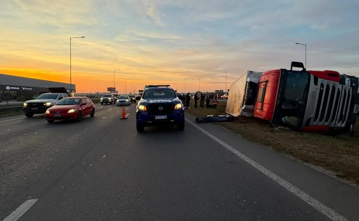 Accidente cirvunvalacion, policia detenido