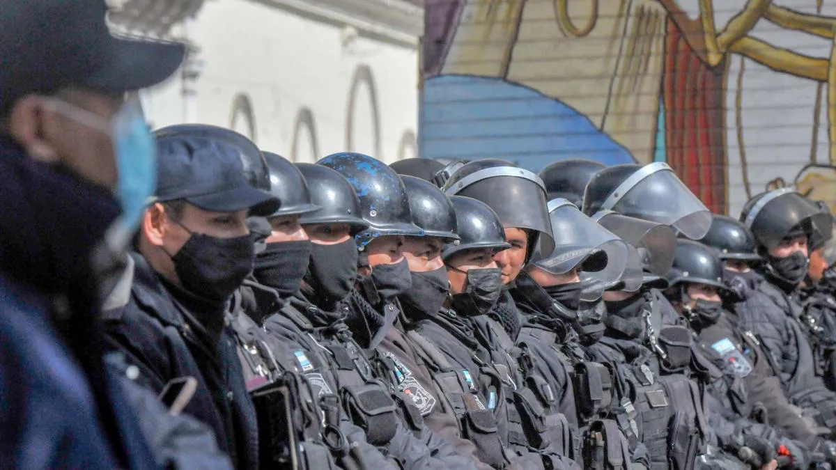 policías