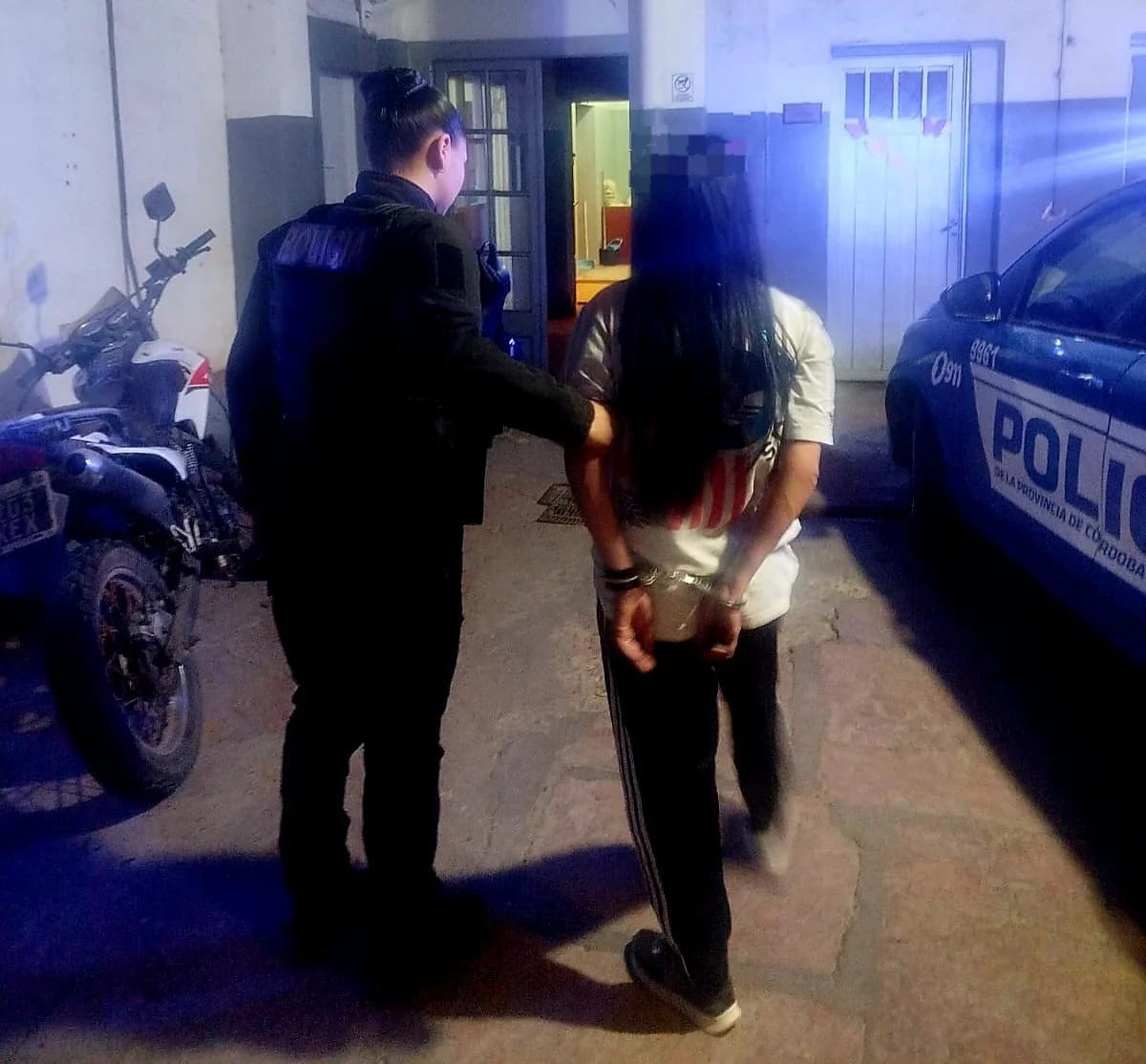 discutió con su pareja, rompió el parabrisas y terminó detenida
