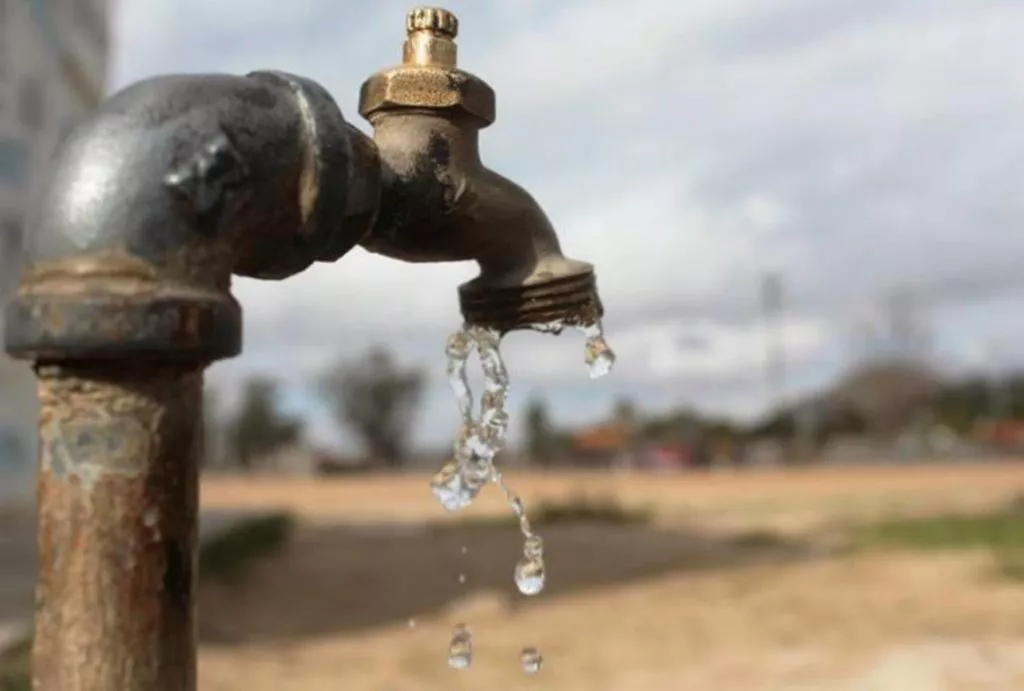 Corte de agua en barrio Liniers por un caño roto