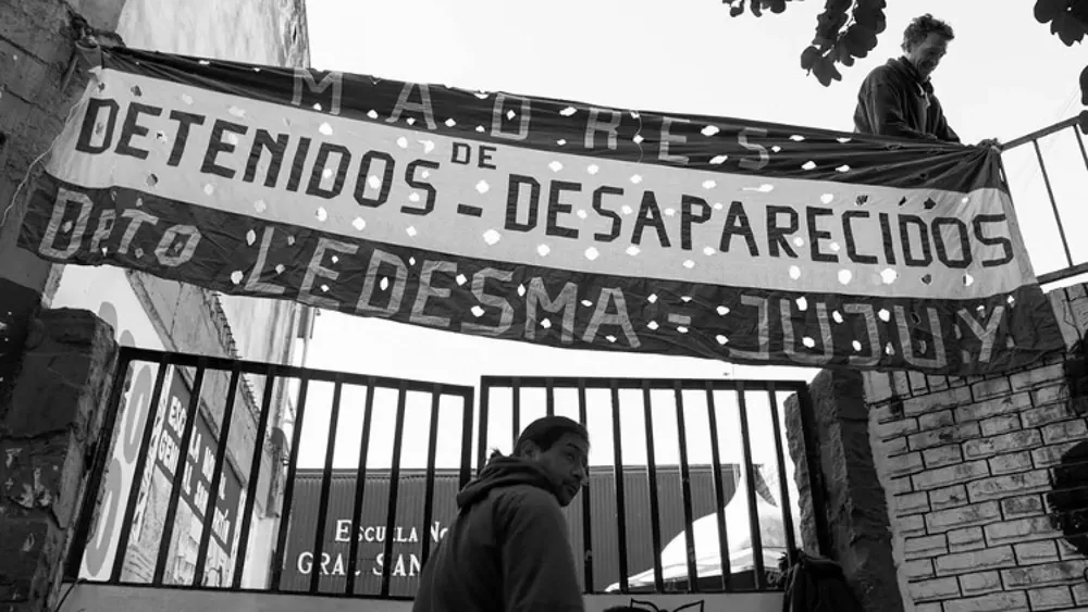 46275-noche-del-apagon-se-cancelo-la-presentacion-del-libro-operacion-vuelo-718-memoria-encendida