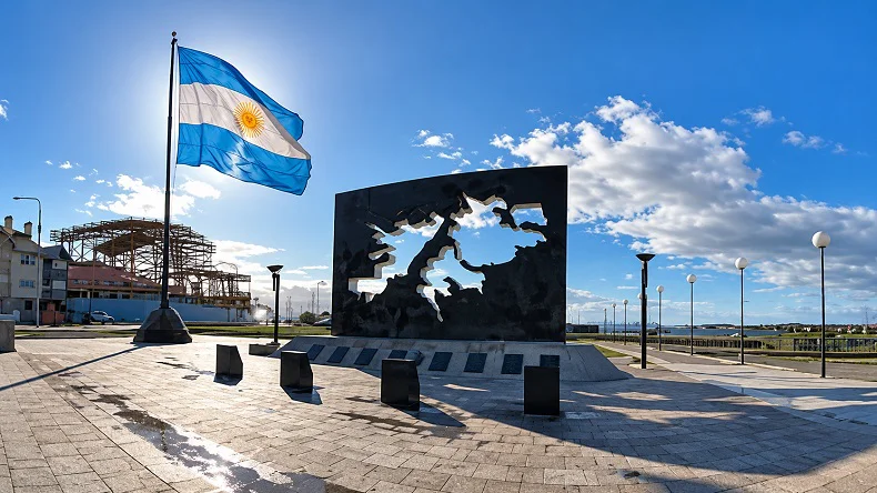 Plaza Malvinas + Tierra del Fuego