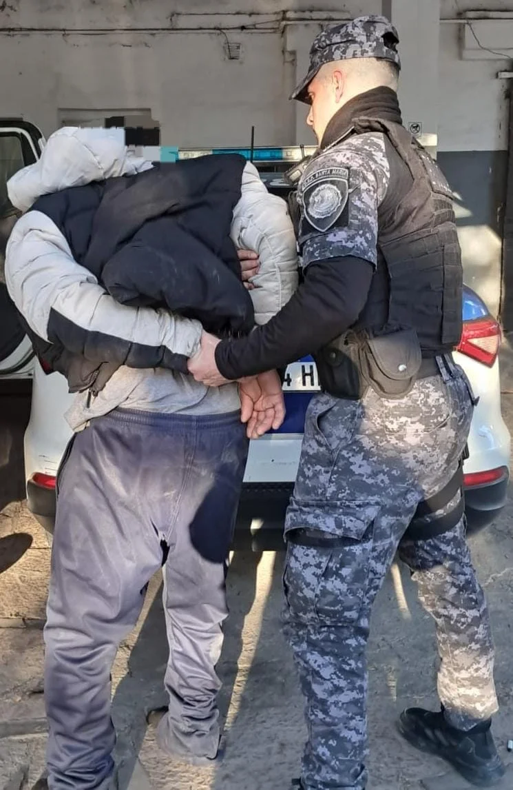 Policiales, detenido en vivienda