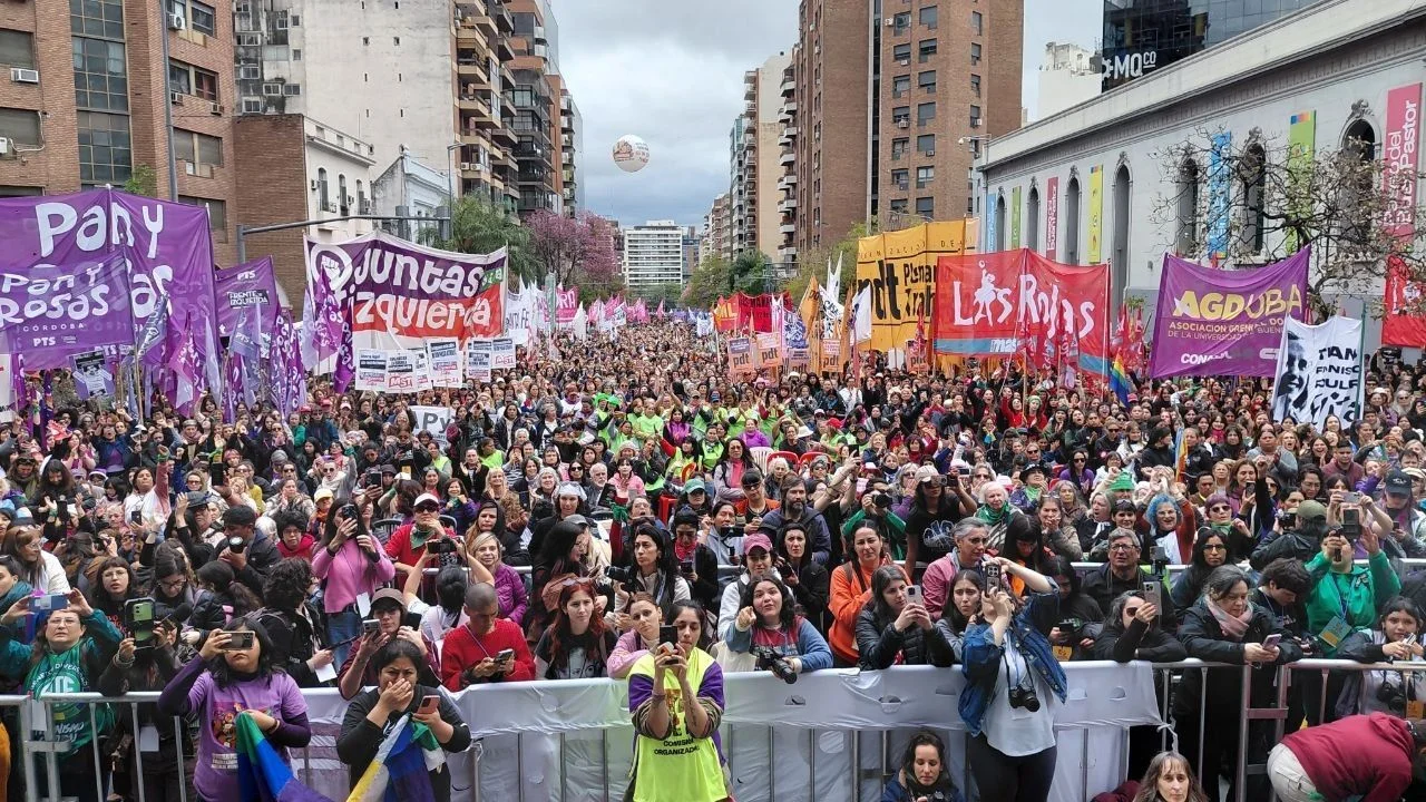 Columnas frente al Paseo del Buen Pastor, sobre avenida Hipólito Yrigoyen, durante la lectura del documento de apertura del 39.º Encuentro Plurinacional, el sábado en Córdoba.