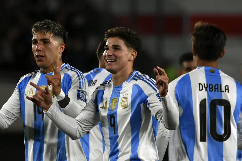 870724-juli-c3-a1n-2c-20enzo-20y-20dybala-20-40argentina