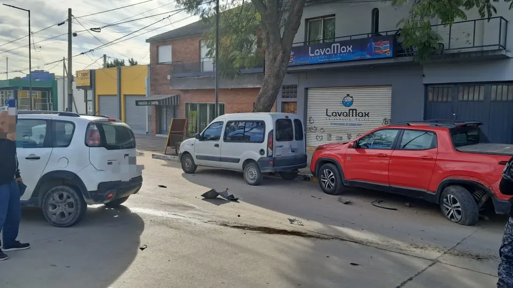 Alta Gracia chocó contra una camioneta estacionada en avenida Libertador