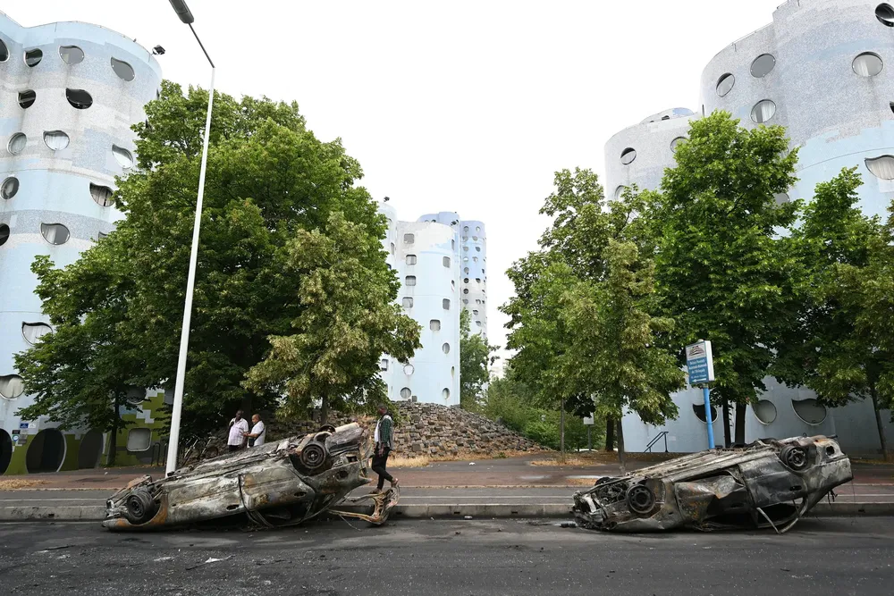 29-06-2023_un_peaton_pasa_junto_a