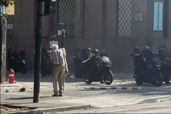 represion jubilados Foto de represión durante el tratamiento de la ley previsional. Ministra de Seguridad, Patricia Bullrich 2017. La Garganta Poderosa