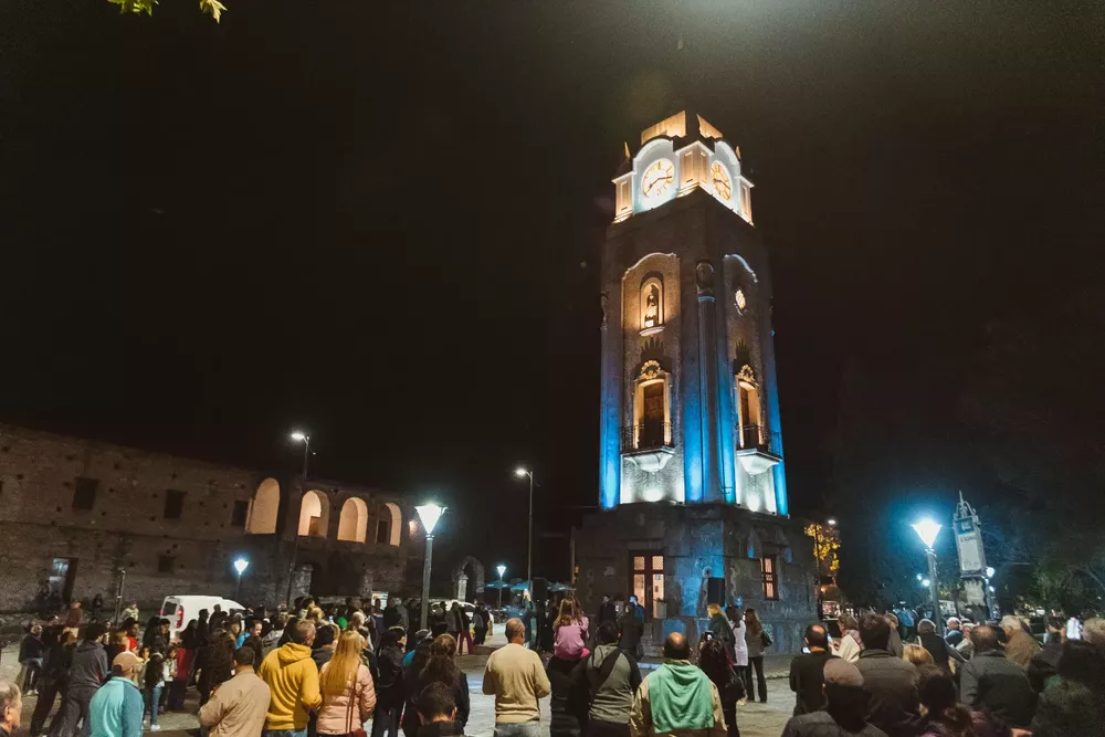 reloj publico iluminado