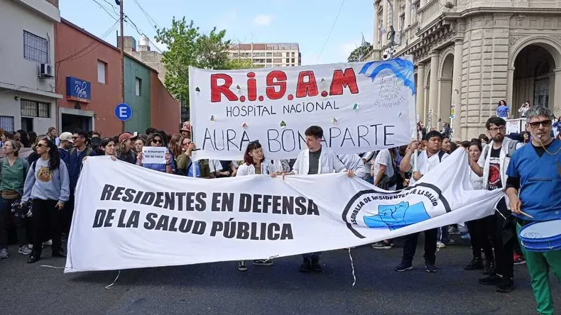 movilizacion-plaza-mayo-del-hospital-laura-bonaparte-08-10-24