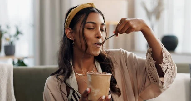 Mujer comiendo helado Noche de los Helados