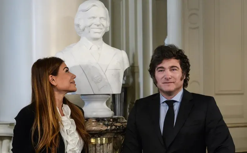 Milei, Javier + Menem, Zulemita busto 2024