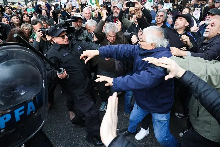 represion-jubilados-afuera-congreso.jfif_