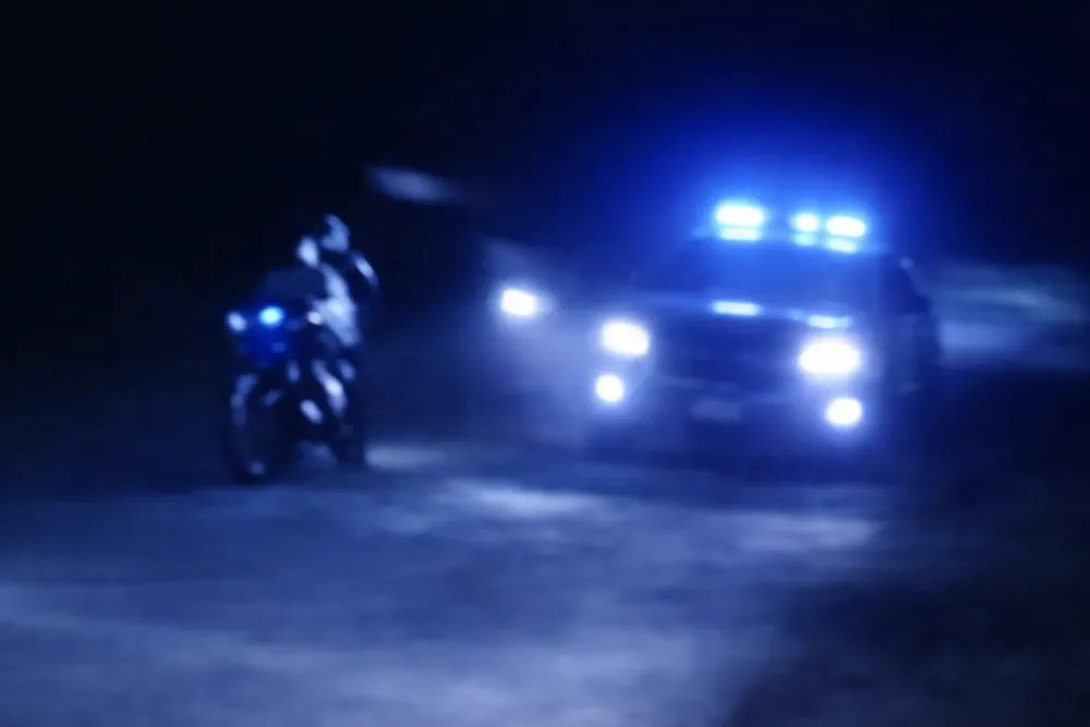 Persecución - IMAGEN ILUSTRATIVA GENERADA CON IA