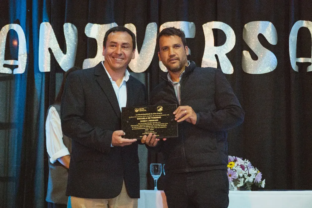 ESCUELA DE TURISMO (6)