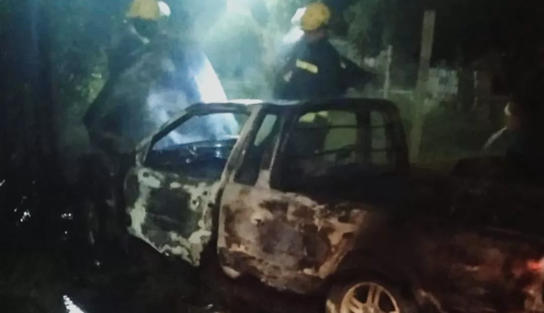 Auto incendiado Villa del Prado 20230331