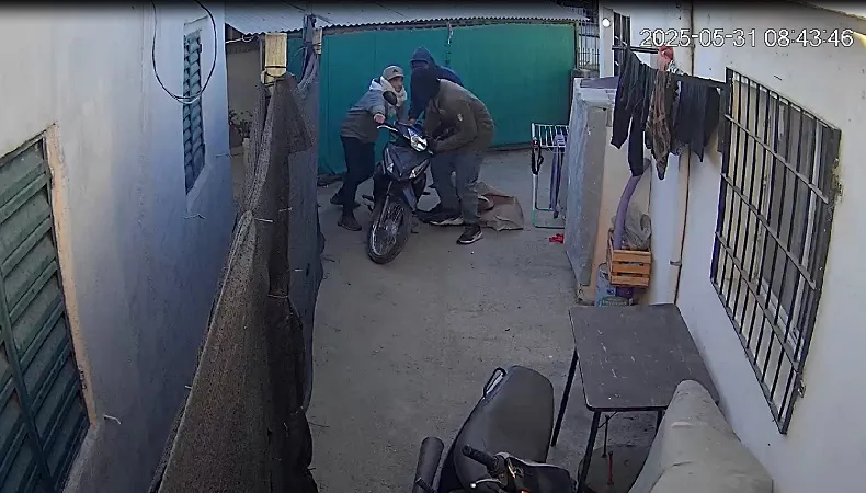 Robo moto Bº Córdoba 20250531 (03)