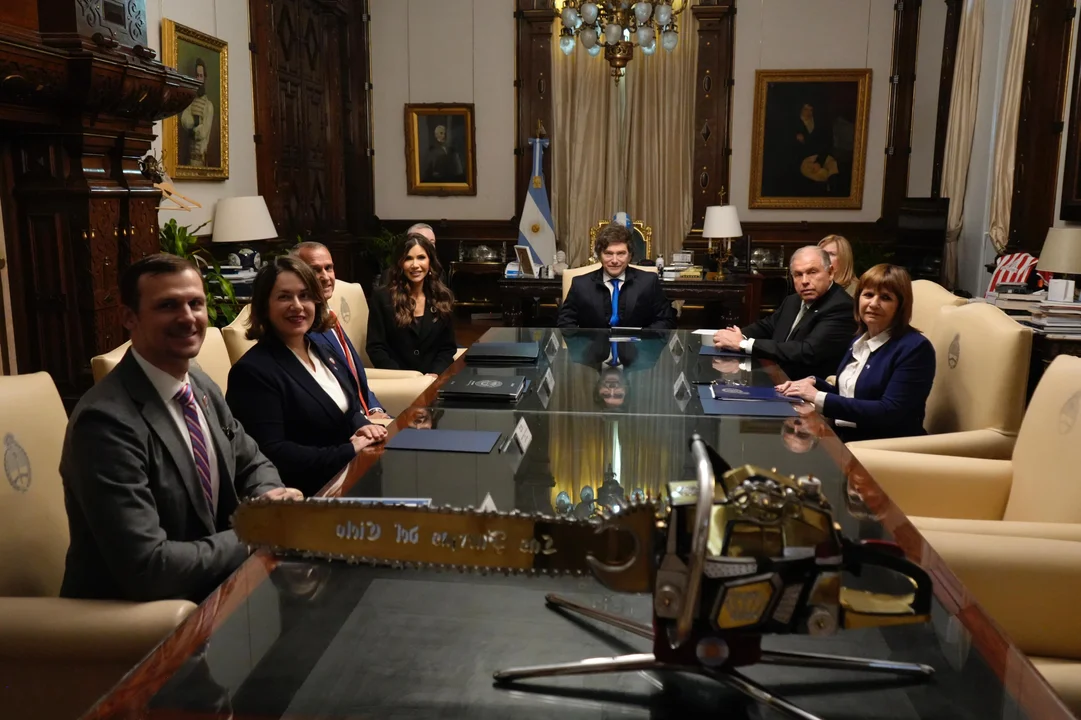 Kristi Noem impulsó el acuerdo sin la debida coordinación previa con el Departamento de Estado (NA)