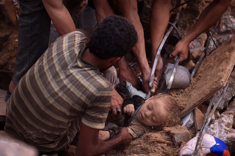 01-11-2023_personas_de_origen_palestino_desentierran Foto AFP