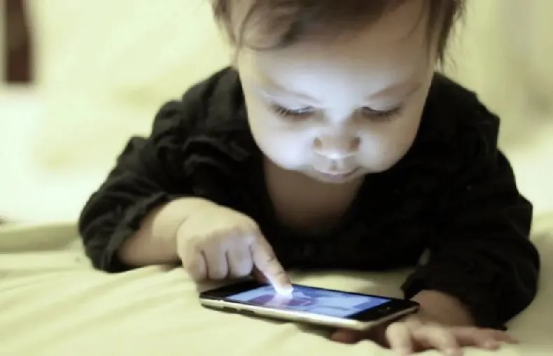 Niño Bebé Celular