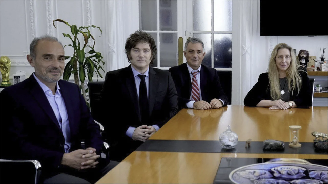 Lule Menem, Javier Milei, Sebastián Pareja y Karina Milei (NA)