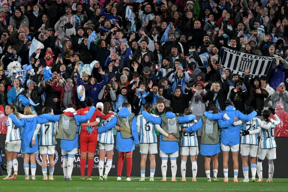 02-08-2023_argentina_sello_su_eliminacion_del