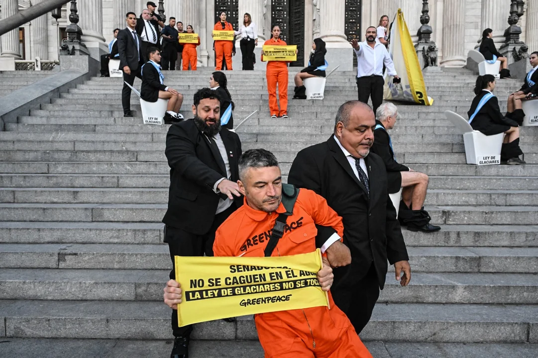 Activistas de Greenpace detenidos por protestar contra la reforma de la Ley de Glaciares  (1)