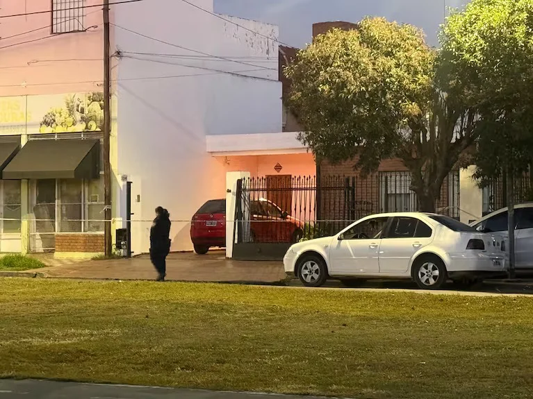 Cordoba - murio una niña aplastada por un porton de hierro