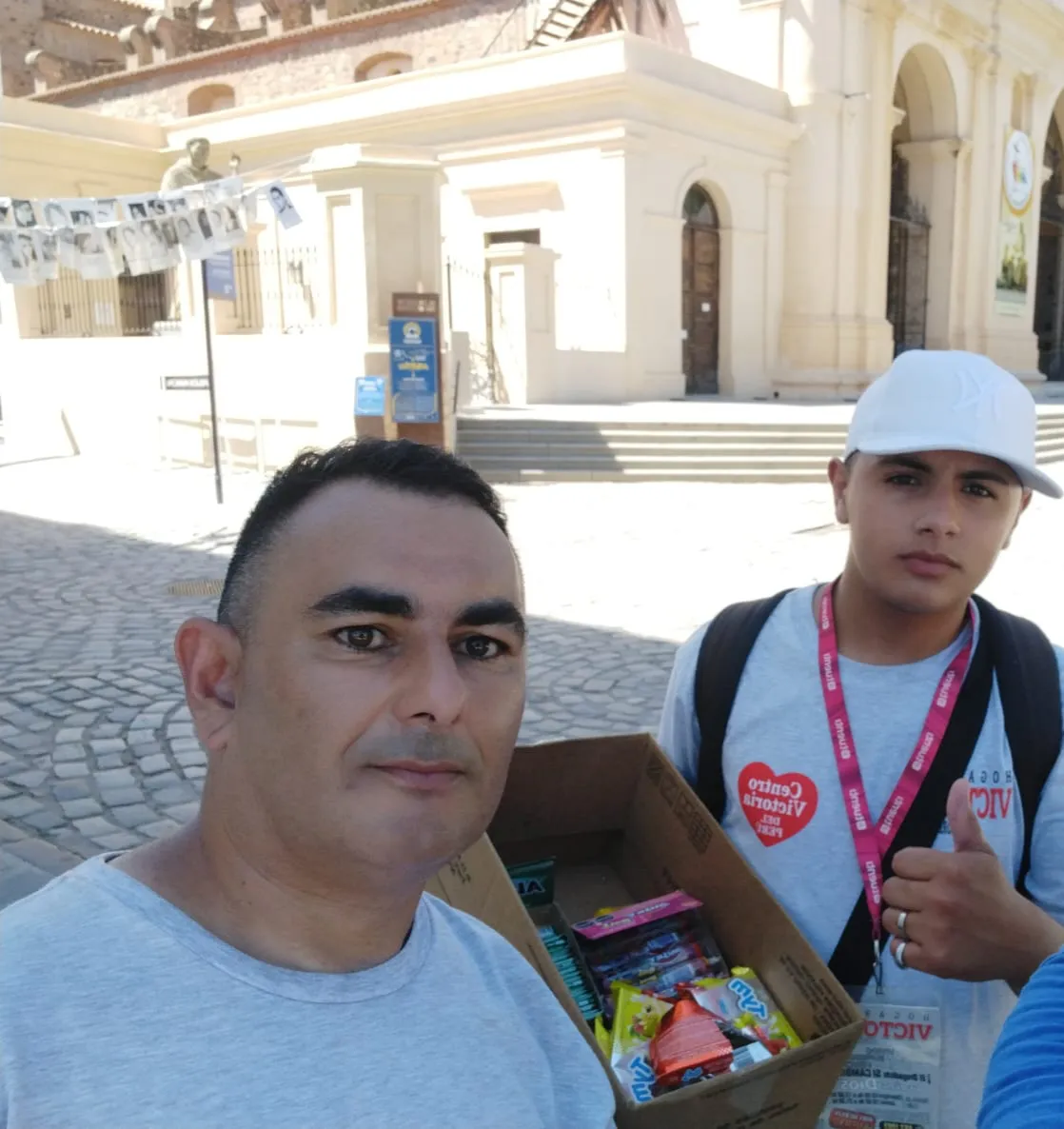 Ezequiel Romero vendiendo golosinas 