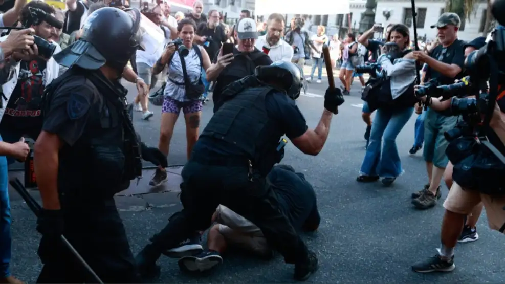 represion-a-los-jubilados-frente-al-congreso-20250305-1978960