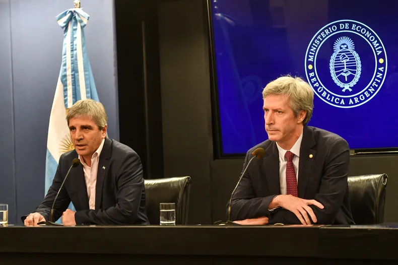 luis-caputo-y-santiago-bausili