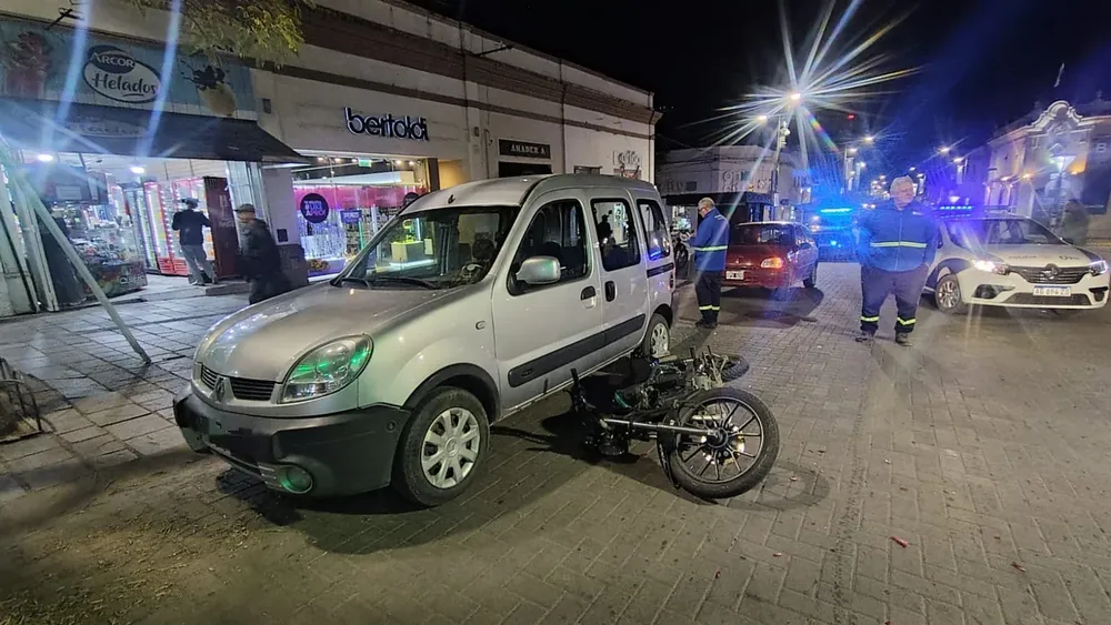 un adolescente chocó en moto contra una Kangoo estacionada y fue hospitalizado