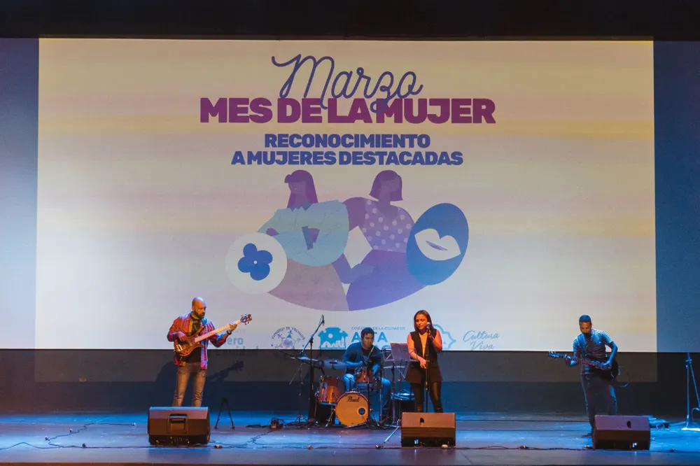 MES DE LA MUJER