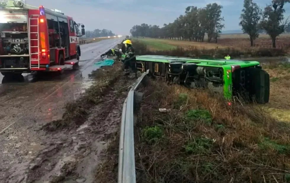El viento volcó un colectivo que viajaba desde Laboulaye a Buenos Aires