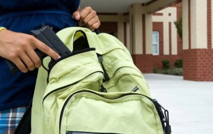 Arma escuela adolescente estudiante