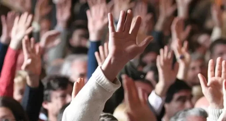 Democracia Manos Votando