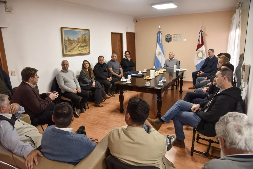 El municipio y el Clúster de Petróleo, Gas y Minería trazaron una hoja de ruta para conectar proveedores locales con proyectos energéticos y mineros del país. (2)