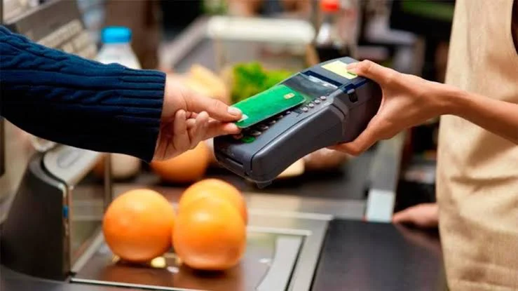 Pago con tarjeta alimentos endeudados deudas