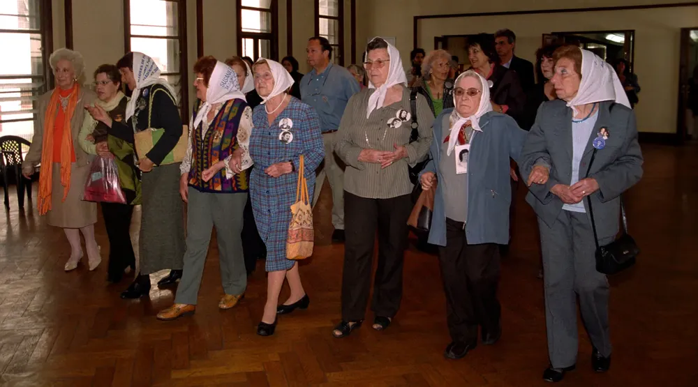 Madres_y_Abuelas_entrando_a_la_ESMA_en_el_acto_de_traspaso_de_la_ESMA
