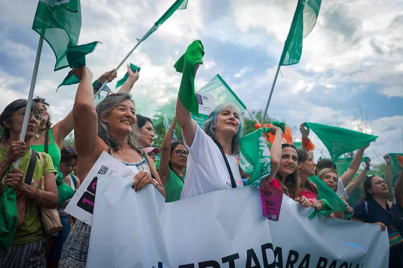Feministas liberan a Paola Ortiz